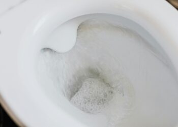 Mi madre solía echar sal en la taza del inodoro antes de acostarse, y la razón es más útil de lo que parece