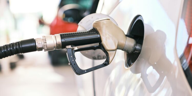 Medida fue adoptada en Ecuador para abaratar el precio de los combustibles