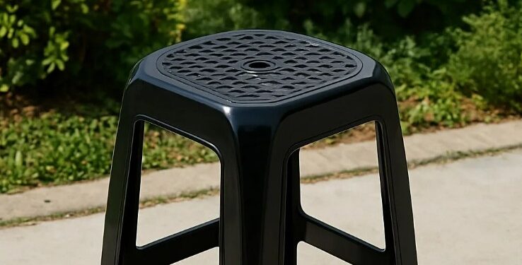 ¿Para qué sirve el agujero redondo en medio de la silla de plástico?