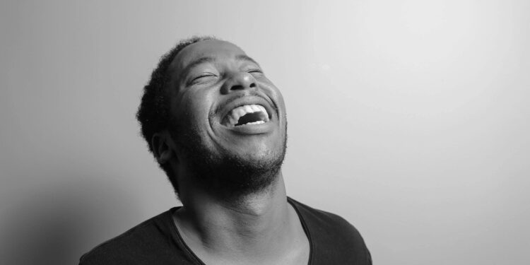 9- ¿Qué significa reírse en momentos serios, según la psicología?