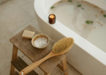 ¿Qué debes añadir al agua de tu baño para hidratar mejor tu piel? Tienes todo lo necesario en casa para este truco