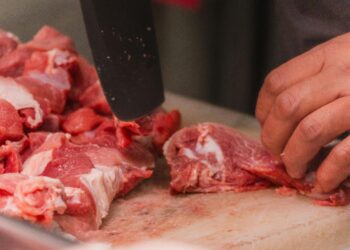 ¿Lavas la carne? Los expertos dicen que puede contaminar toda la cocina
