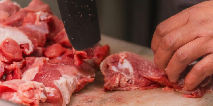 ¿Lavas la carne? Los expertos dicen que puede contaminar toda la cocina