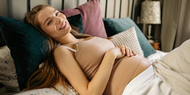 ¿Qué le ocurre al bebé cuando la madre se ríe estando aún en el útero? La ciencia lo explica