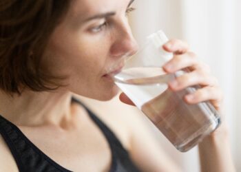 ¿Beber agua antes de acostarse es beneficioso o perjudicial? La ciencia finalmente ha dado con la respuesta