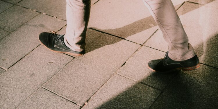 Qué dice la psicología sobre quienes caminan rápido incluso cuando no tienen prisa