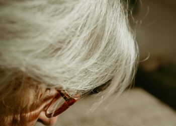 La ciencia investiga el origen de las canas y descubre que el cabello blanco es un mecanismo vital de protección capilar
