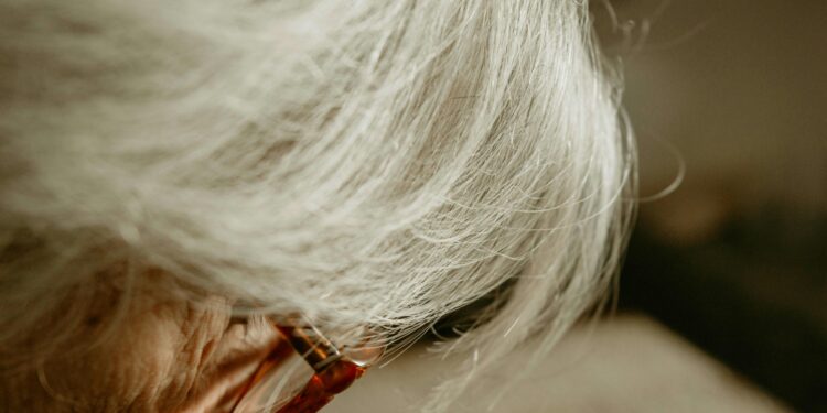 La ciencia investiga el origen de las canas y descubre que el cabello blanco es un mecanismo vital de protección capilar