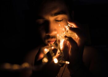 Los seres humanos estamos hechos para brillar: la ciencia revela que el cuerpo humano emite su propia luz