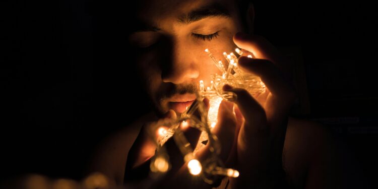 Los seres humanos estamos hechos para brillar: la ciencia revela que el cuerpo humano emite su propia luz