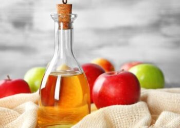 ¿Para qué sirve aplicar vinagre de manzana en el cabello canoso y cómo hacerlo correctamente?