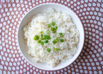 Juanjo López, chef: el arroz blanco no se hace con agua, sino con 3 dientes de ajo, 2 hojas de laurel y caldo