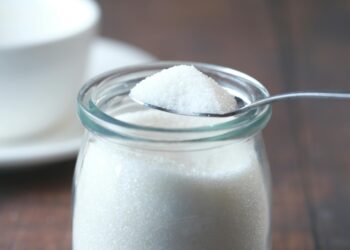 Mezclar azúcar, vinagre y jabón para platos puede solucionar un problema indeseado en la cocina