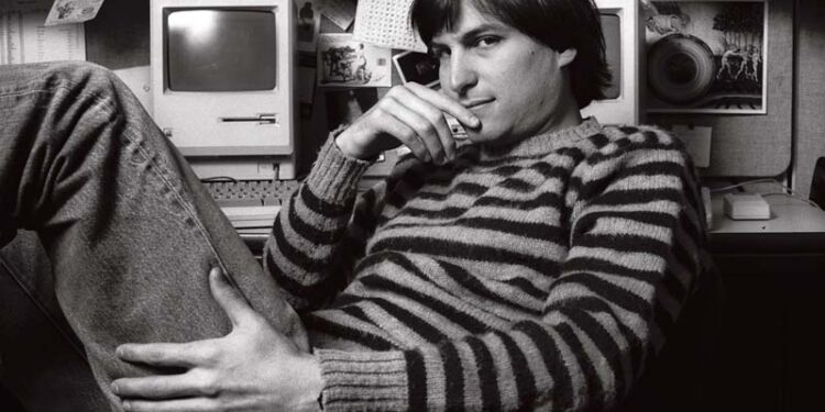 Steve Jobs, el visionario de la tecnología moderna: "La única manera de hacer un gran trabajo es amar lo que haces"