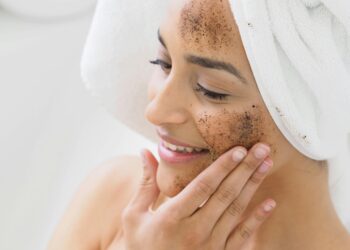 Confira como essa abordagem ancestral, baseada na esfoliação natural, transforma sua rotina de cuidados pessoais em um tratamento de luxo acessível a todos.