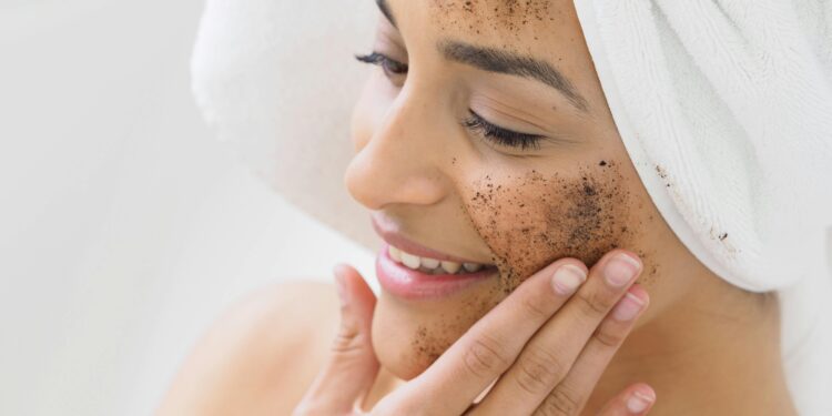 Confira como essa abordagem ancestral, baseada na esfoliação natural, transforma sua rotina de cuidados pessoais em um tratamento de luxo acessível a todos.