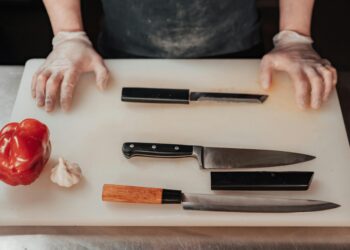 Una técnica japonesa que permite que los cuchillos de cocina corten incluso el papel sin esfuerzo