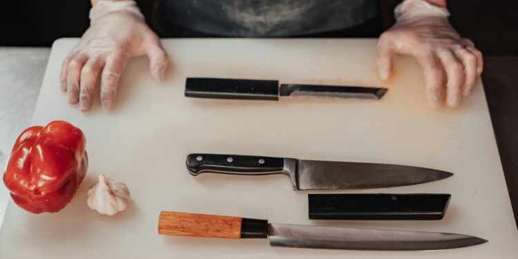 Una técnica japonesa que permite que los cuchillos de cocina corten incluso el papel sin esfuerzo