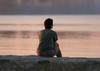 Según la psicología, las personas que hablan consigo mismas podrían pensar mejor que los demás