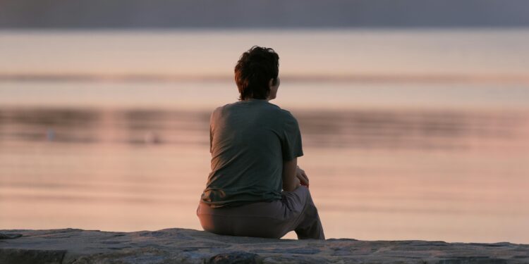 Según la psicología, las personas que hablan consigo mismas podrían pensar mejor que los demás