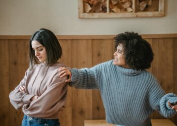 Cómo identificar a un "falso amigo": las señales que señala la psicología