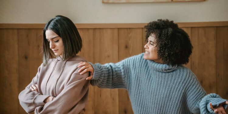 Cómo identificar a un "falso amigo": las señales que señala la psicología