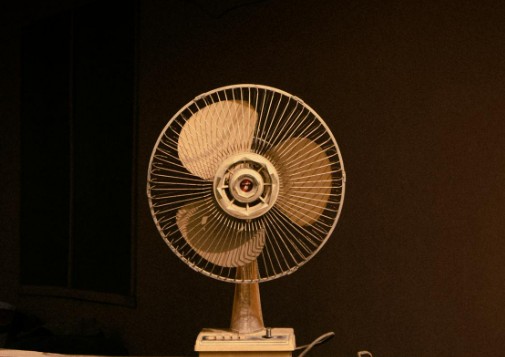 Me tomó bastante tiempo entender por qué no debería dormir con el ventilador encendido en el calor