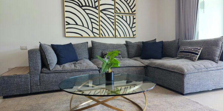 Adiós a la mesa de centro: la nueva tendencia que conquista el mundo y hará tu casa mucho más elegante