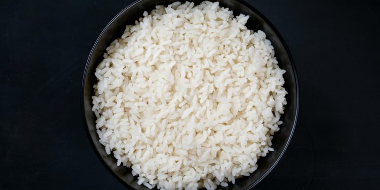 Guardar una media con arroz dentro del armario: para qué sirve y por qué deberías hacerlo en otoño