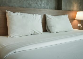 Cómo limpiar tu edredón y almohadas sin usar la lavadora, solo con esta mezcla casera
