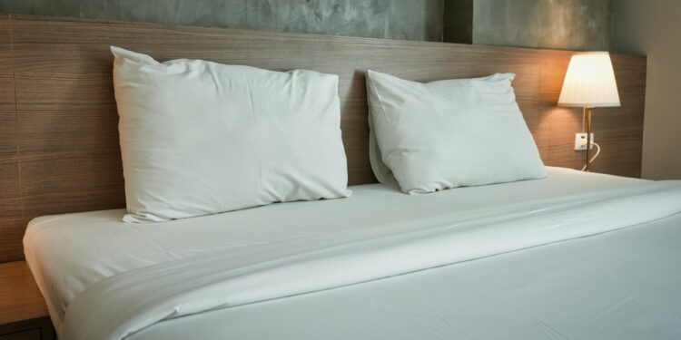 Cómo limpiar tu edredón y almohadas sin usar la lavadora, solo con esta mezcla casera