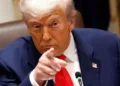 Mientras el salario mínimo en Colombia es de 446 dólares al mes, Donald Trump recibe 400 mil dólares al año en EE. UU.