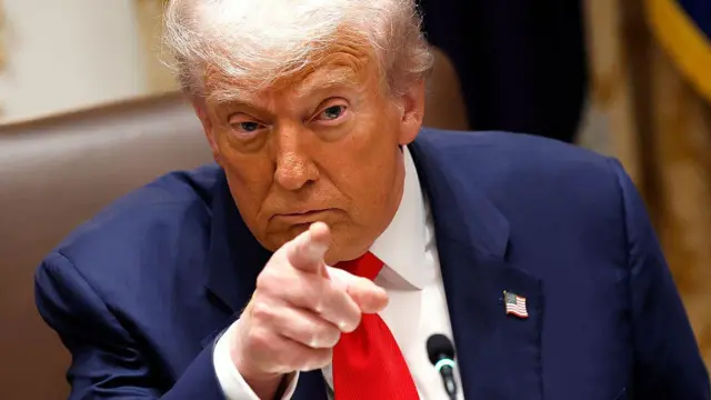 Mientras el salario mínimo en Colombia es de 446 dólares al mes, Donald Trump recibe 400 mil dólares al año en EE. UU.