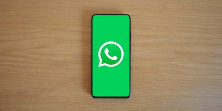 Qué dice la psicología sobre las personas que leen todo en grupos de WhatsApp pero nunca responden