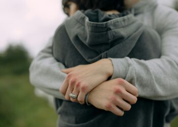 Tras décadas de estudio, la ciencia descubre los verdaderos beneficios del abrazo y cuánto tiempo debe durar