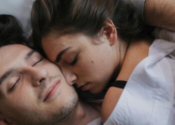 Dormir en pareja beneficia al corazón, pero especialista advierte sobre el efecto contrario en algunos casos