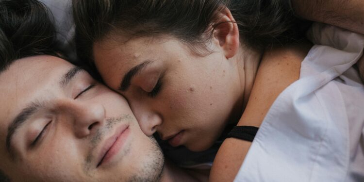 Dormir en pareja beneficia al corazón, pero especialista advierte sobre el efecto contrario en algunos casos