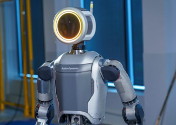 Robot humanoide logra levantar una refrigeradora por sí solo y su fuerza sorprende al mundo