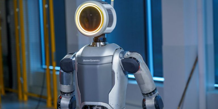 Robot humanoide logra levantar una refrigeradora por sí solo y su fuerza sorprende al mundo