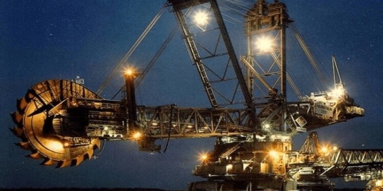 Así es la máquina más gigante del planeta: pesa como una ciudad y devora montañas