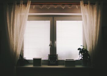 Poner una taza con sal gruesa en la ventana: para qué sirve y por qué lo recomiendan durante el invierno