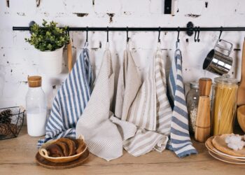 Por qué hervir los paños de cocina con bicarbonato se volvió el truco favorito de limpieza en casa