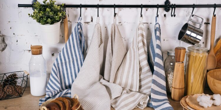 Por qué hervir los paños de cocina con bicarbonato se volvió el truco favorito de limpieza en casa