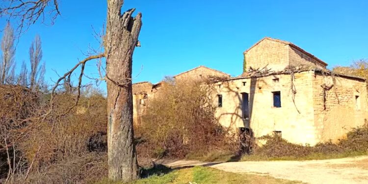 La pareja que compró una ciudad abandonada y la transformó de una manera impresionante