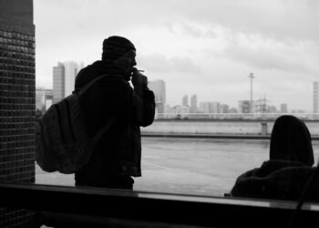 5 hábitos que puedes tener en tu rutina y que son tan perjudiciales como fumar cigarrillo