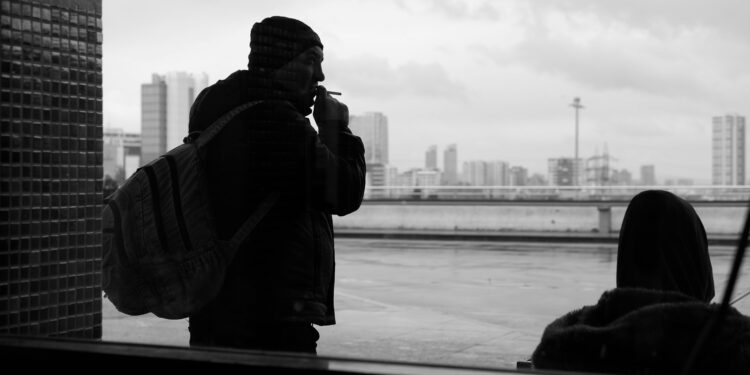 5 hábitos que puedes tener en tu rutina y que son tan perjudiciales como fumar cigarrillo
