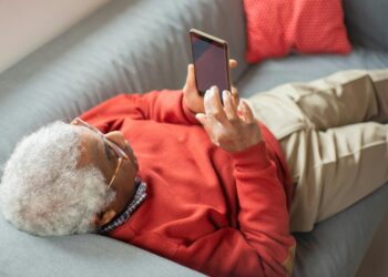 Importante alerta que hijos y nietos deben tener con los adultos mayores que usan celular