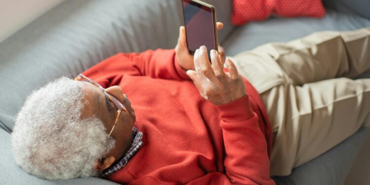 Importante alerta que hijos y nietos deben tener con los adultos mayores que usan celular