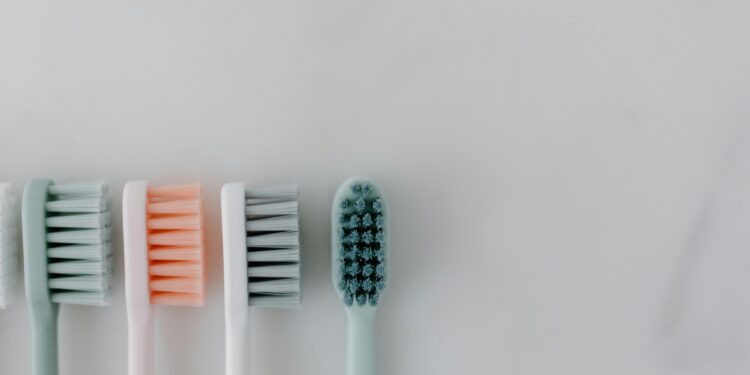 Adiós al cepillo de dientes: la nueva tendencia que conquista Europa y promete una limpieza mucho más eficaz
