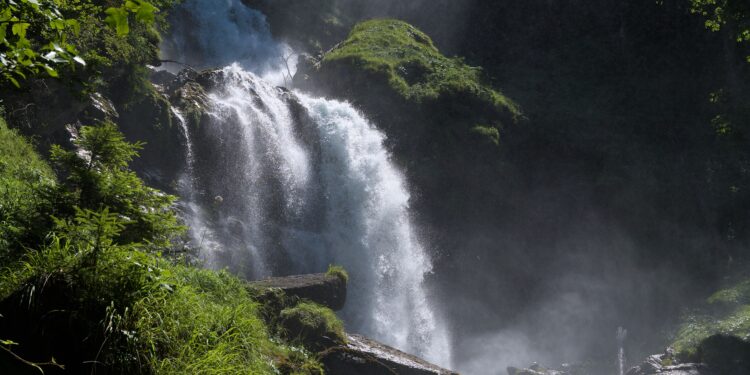 La cascada más alta del mundo mide 3 kilómetros, pero es invisible a simple vista porque está oculta en el océano